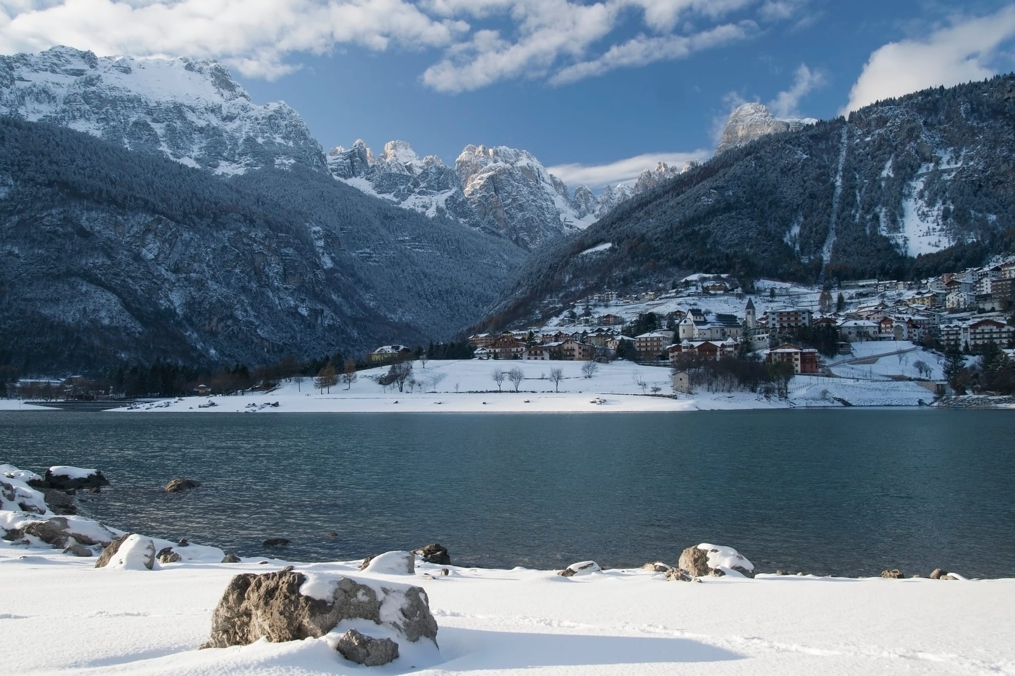 Lago di Molveno innevato con le Dolomiti del Brenta sullo sfondo